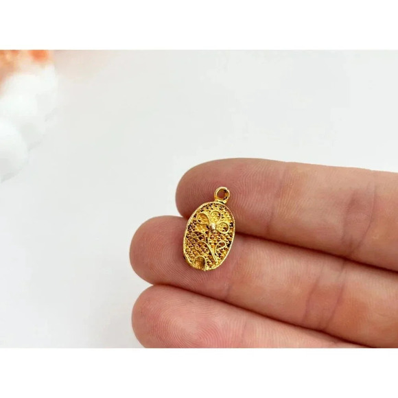 FIligree Floral Motif Vintage Oval Victorian Style Gold Toned Retro Pendant - Picture 9 of 9
